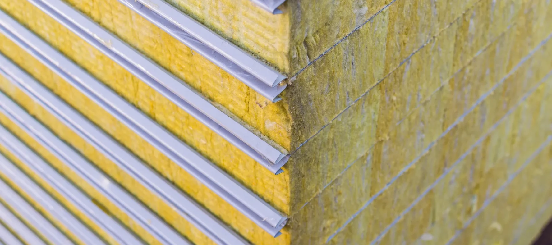 Panneaux isolants toiture: avantages, matériaux & prix